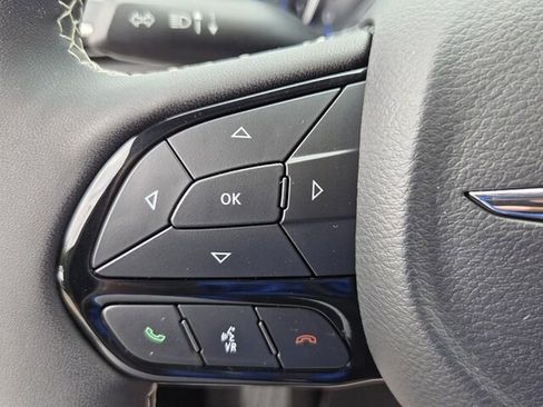 Used 2024 Chrysler Pacifica Limited w/ Uconnect Theater Family Group FWD image 25