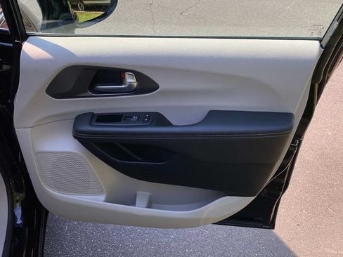 Used 2024 Chrysler Pacifica Touring-L FWD image 37