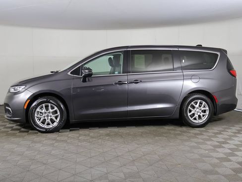Used 2023 Chrysler Pacifica Touring-L FWD image 17