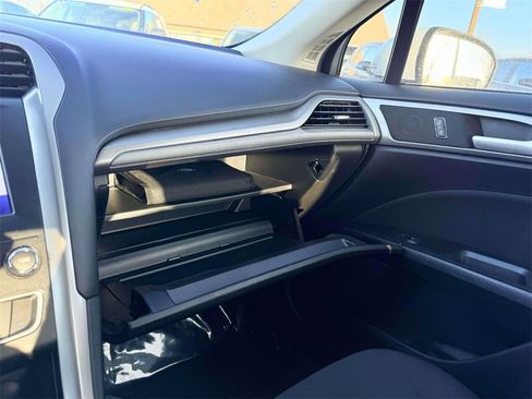 Used 2020 Ford Fusion SE image 25