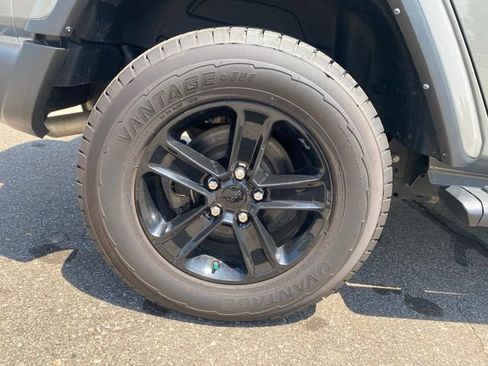 Used 2022 Jeep Wrangler Unlimited Sahara AWD/4WD image 35