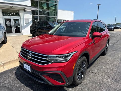 Used 2023 Volkswagen Tiguan SE AWD/4WD image 2