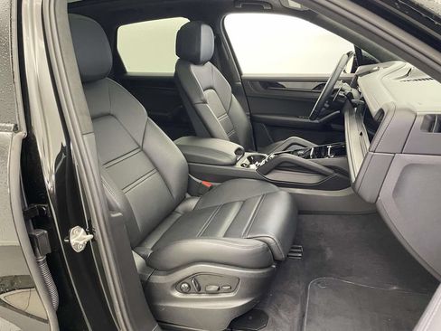 Certified 2025 Porsche Cayenne GTS AWD/4WD image 23
