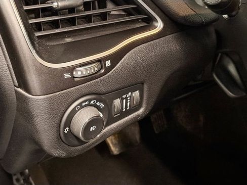 Used 2019 Jeep Cherokee Trailhawk w/ Cold Weather Group image 9