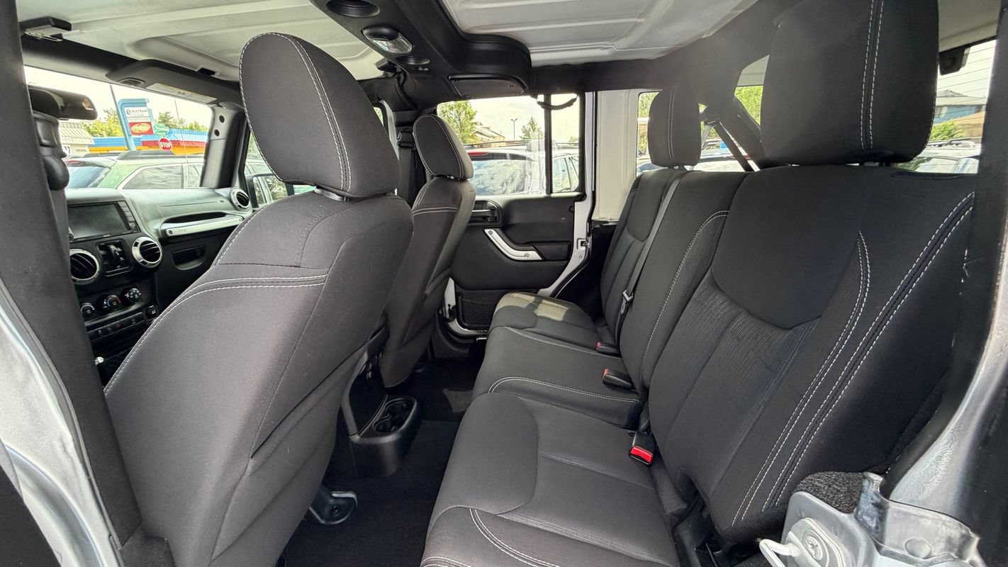 Used 2015 Jeep Wrangler Unlimited Sahara w/ Connectivity Group AWD/4WD image 9