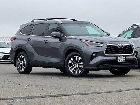 Used 2023 Toyota Highlander XLE image 2