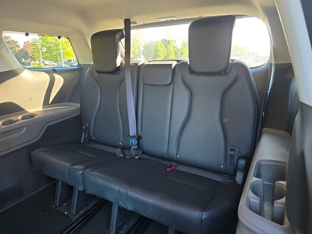 Used 2025 Kia Carnival EX FWD image 26