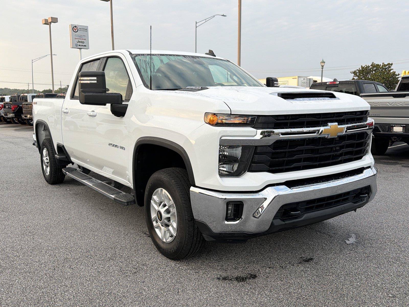 Used 2025 Chevrolet Silverado 2500 LT AWD/4WD image 4