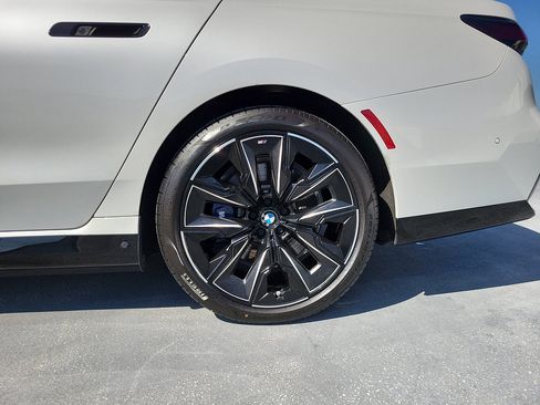 Used 2023 BMW i7 xDrive60 w/ Executive Package 2 AWD/4WD image 6