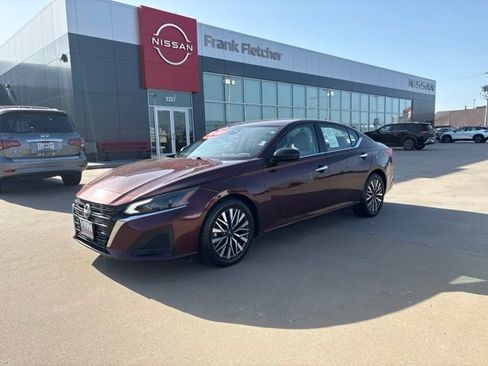 Used 2025 Nissan Altima 2.5 SV FWD image 1
