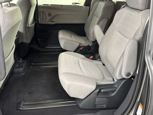 Used 2024 Toyota Sienna LE FWD image 36