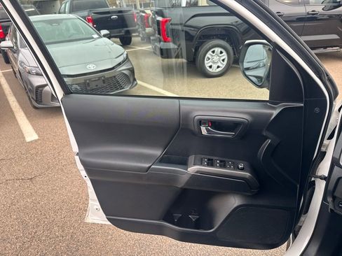 Used 2018 Toyota Tacoma TRD Sport w/ Technology Package image 31