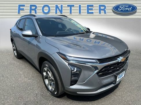 Used 2025 Chevrolet Trax LT FWD image 8