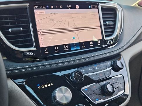 Used 2023 Chrysler Pacifica Touring-L w/ Uconnect Theater Family Group AWD/4WD image 13