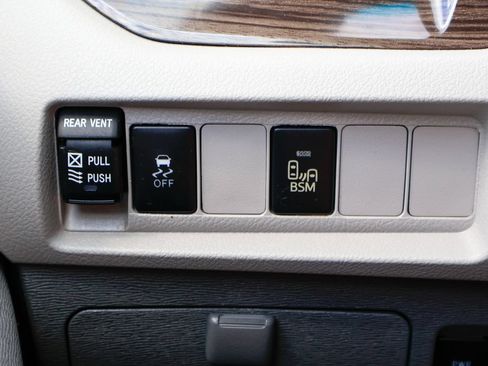 Used 2016 Toyota Sienna XLE FWD image 22