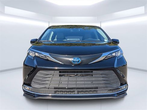 Used 2024 Toyota Sienna XLE image 47