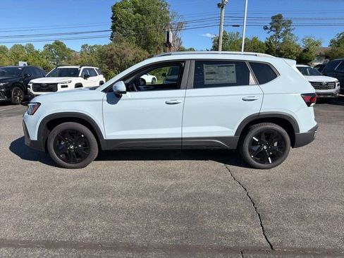 New 2026 Volkswagen Taos SE FWD image 3