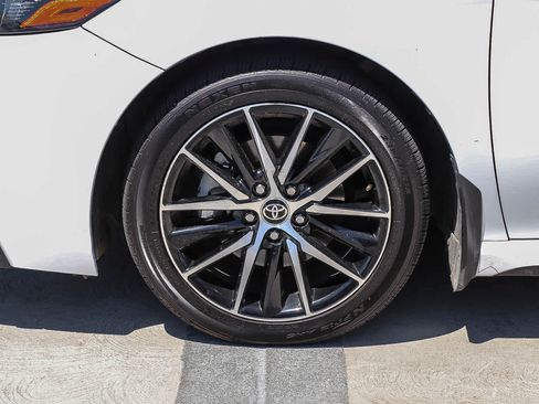 Used 2022 Toyota Camry SE FWD image 11