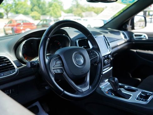 Used 2022 Jeep Grand Cherokee Laredo X AWD/4WD image 5