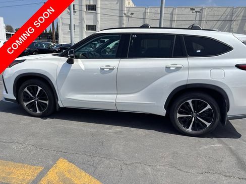 Used 2021 Toyota Highlander XSE AWD/4WD image 9