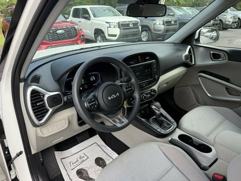 Used 2025 Kia Soul LX w/ LX Technology Package FWD image 3