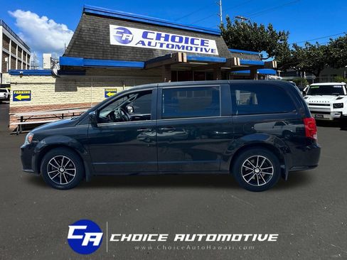 Used 2018 Dodge Grand Caravan SE FWD image 3