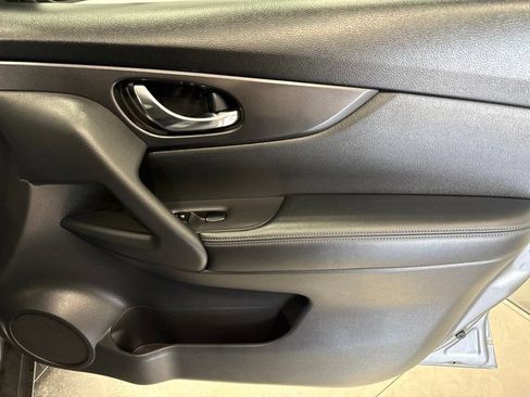 Used 2017 Nissan Rogue SV AWD/4WD image 14