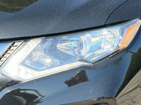 Used 2017 Nissan Rogue S w/ Appearance Package AWD/4WD image 4
