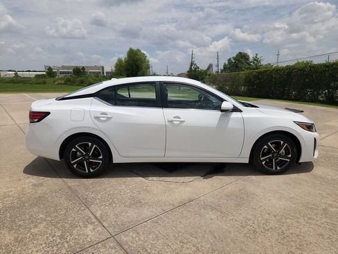 Used 2025 Nissan Sentra SV FWD image 4