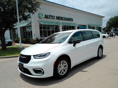 Used 2026 Chrysler Pacifica Select FWD image 1