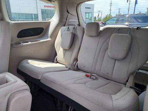 Used 2017 Chrysler Pacifica Touring FWD image 26