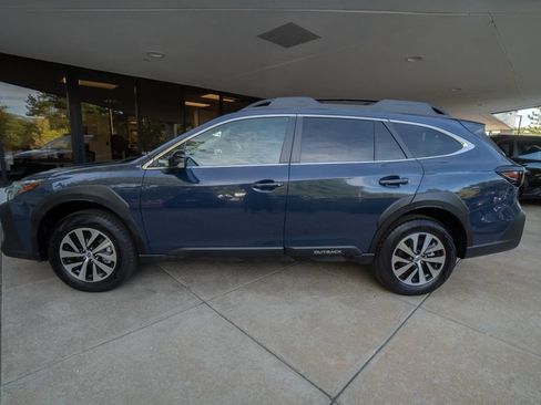 Used 2025 Subaru Outback Premium AWD/4WD image 4