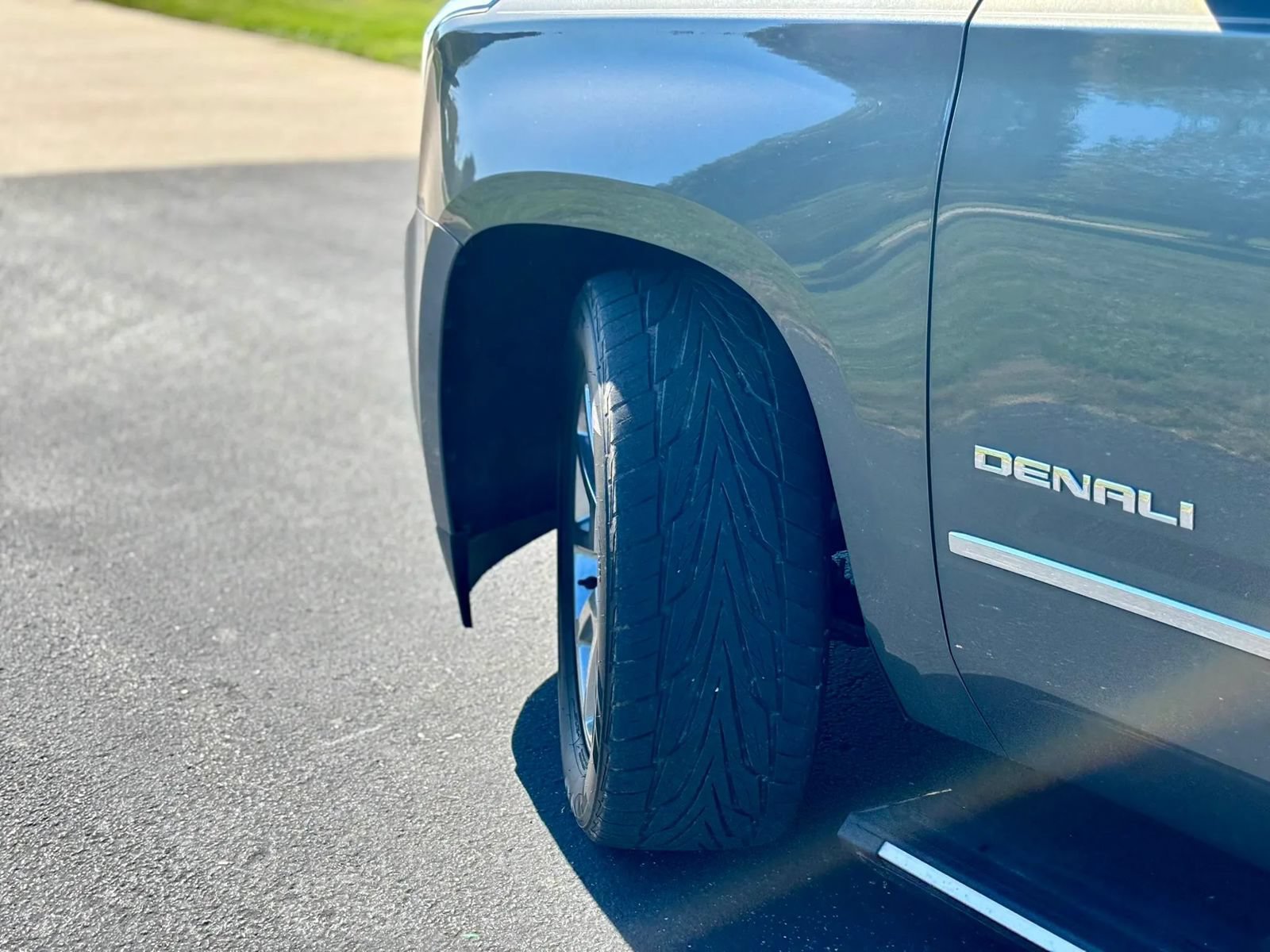 Used 2017 GMC Yukon Denali w/ Open Road Package AWD/4WD image 9