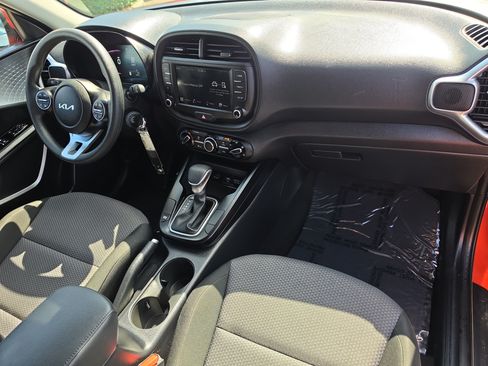 Certified 2025 Kia Soul LX w/ LX Technology Package FWD image 11