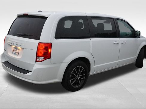Used 2019 Dodge Grand Caravan SE FWD image 3