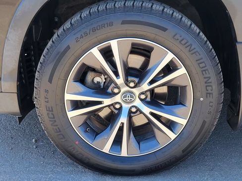 Used 2016 Toyota Highlander XLE AWD/4WD image 10