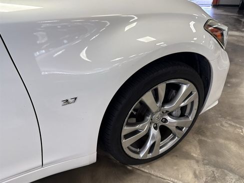 Used 2015 INFINITI Q70 3.7 w/ Sport Package RWD image 9