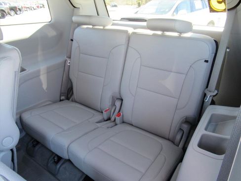 Used 2023 GMC Acadia SLT w/ Technology Package image 16