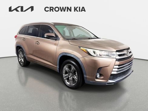 Used 2019 Toyota Highlander Limited Platinum FWD image 3