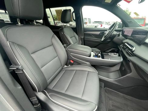 Used 2025 Buick Enclave Preferred FWD image 29