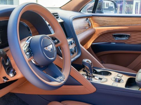 Used 2024 Bentley Bentayga image 18
