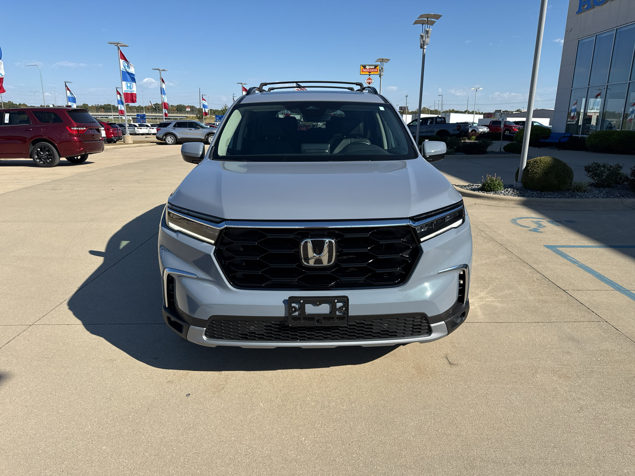 Used 2025 Honda Pilot Touring image 2