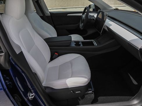 Used 2024 Tesla Model Y Long Range RWD image 16