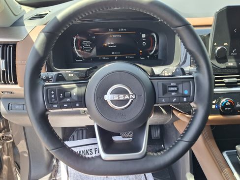Certified 2025 Nissan Pathfinder Platinum AWD/4WD image 11