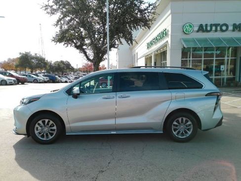 Used 2024 Toyota Sienna XLE image 14