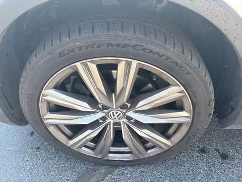 Used 2018 Volkswagen Tiguan SE w/ Panoramic Sunroof Package image 8