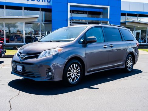 Used 2020 Toyota Sienna XLE FWD image 2