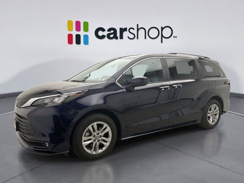 Used 2025 Toyota Sienna XLE AWD/4WD image 1