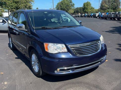 Used 2015 Chrysler Town & Country Limited image 7