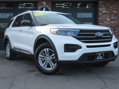 Used 2022 Ford Explorer XLT image 2